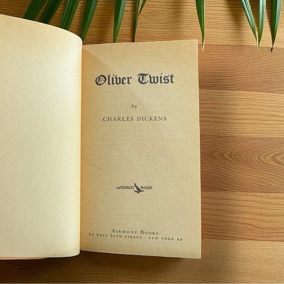 VINTAGE 1963 Oliver Twist by Charles Dickens - Paperback – Illustrated Cover - Picture 6 of 8
